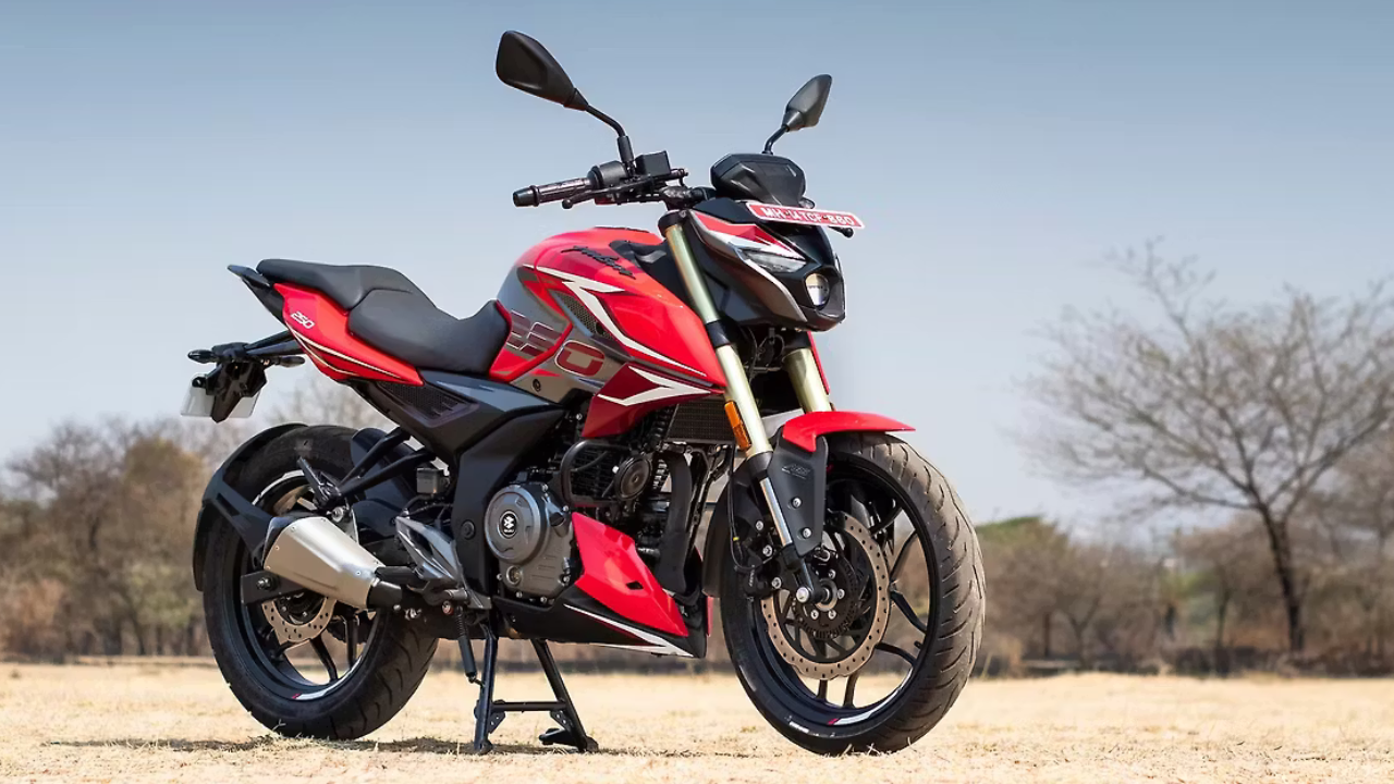 बजाज पल्सर N250 SS — ₹1.59 लाख बजाज पल्सर N250 SS ही स्पोर्टी लूक आणि रोजच्या वापरातील सोय यांचा मेळ साधणारी मोटरसायकल आहे. पल्सर कुटुंबातील या मॉडेलमध्ये आकर्षक स्टायलिंग आणि दमदार इंजिन सेगमेंटवर भर देण्यात आला आहे. शहरात नियमित प्रवास करणाऱ्या तसेच अधूनमधून लांब राइड्स करणाऱ्या रायडर्ससाठी ती विचारात घेण्यासारखी ठरू शकते. तिची सुरुवातीची एक्स-शोरूम किंमत ₹1.59 लाख आहे.