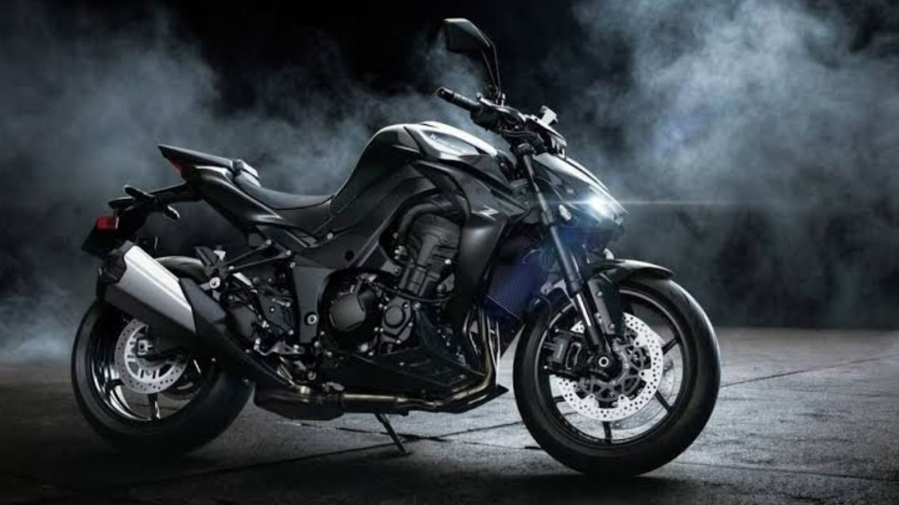 Kawasaki Z1100 (2027) — ₹12.79 लाख Kawasaki Z1100 ही मोठ्या इंजिन क्षमतेच्या नेकेड मोटरसायकल सेगमेंटमधील प्रीमियम बाईक आहे. तिच्या आक्रमक डिझाइनसोबत उच्च क्षमतेच्या इंजिनमुळे दमदार परफॉर्मन्स अपेक्षित आहे. अनुभवी रायडर्स आणि मोठ्या क्षमतेची बाईक पसंत करणाऱ्यांसाठी हे मॉडेल आकर्षक ठरू शकते. या 2027 मॉडेलची सुरुवातीची एक्स-शोरूम किंमत ₹12.79 लाख आहे.