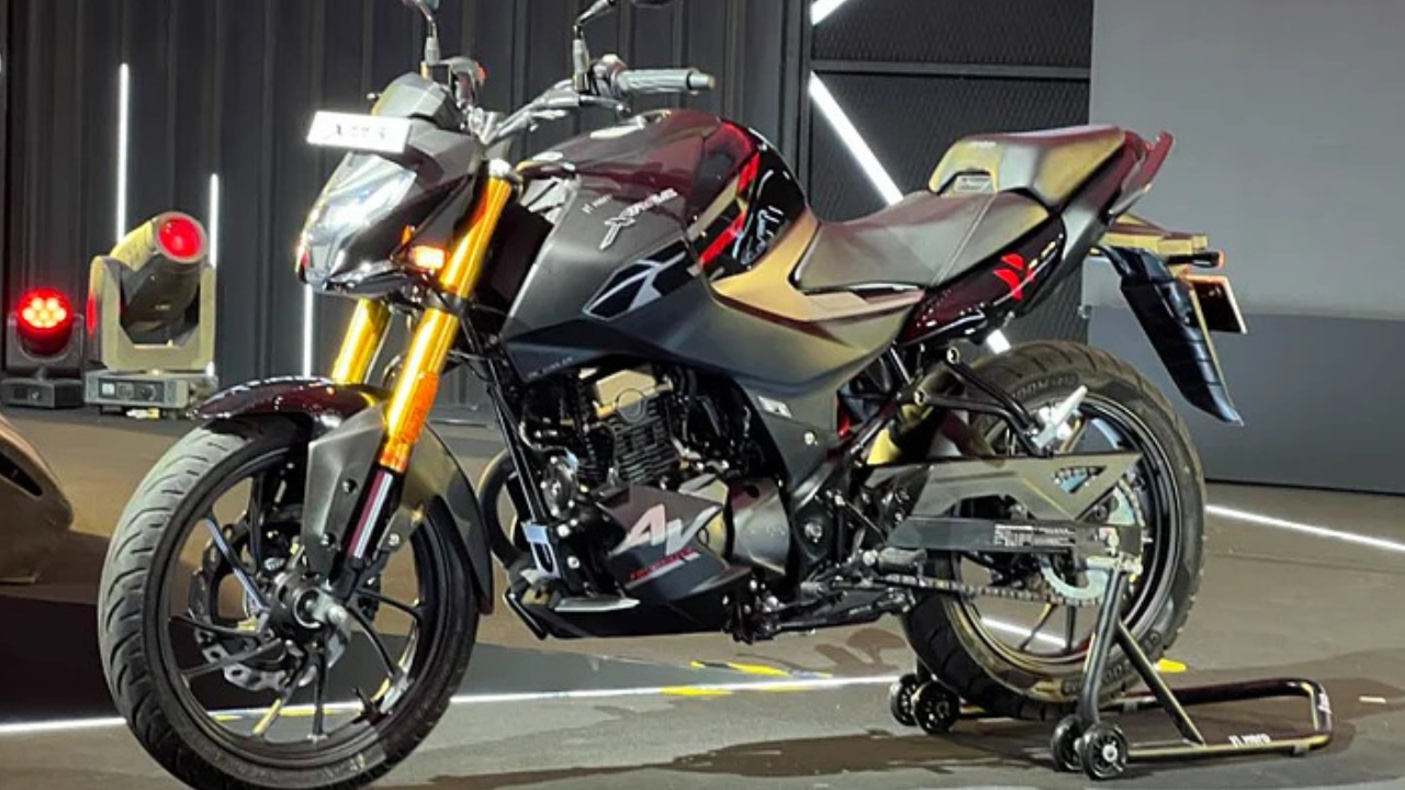 Hero Xtreme 160R 4V (अपडेटेड) — ₹1.27 लाख Hero Xtreme 160R 4V च्या अपडेटेड मॉडेलमध्ये स्पोर्टी स्टायलिंग आणि रोजच्या वापरासाठी उपयुक्त असलेल्या वैशिष्ट्यांवर भर देण्यात आला आहे. 160cc सेगमेंटमधील ही बाईक शहरातील वाहतुकीत सहज चालवता येईल अशा प्रकारच्या रचनेसाठी ओळखली जाते. आकर्षक लूक आणि परवडणाऱ्या किंमत श्रेणीमुळे तरुण रायडर्सना ती पसंत पडू शकते. तिची सुरुवातीची एक्स-शोरूम किंमत ₹1.27 लाख आहे.
