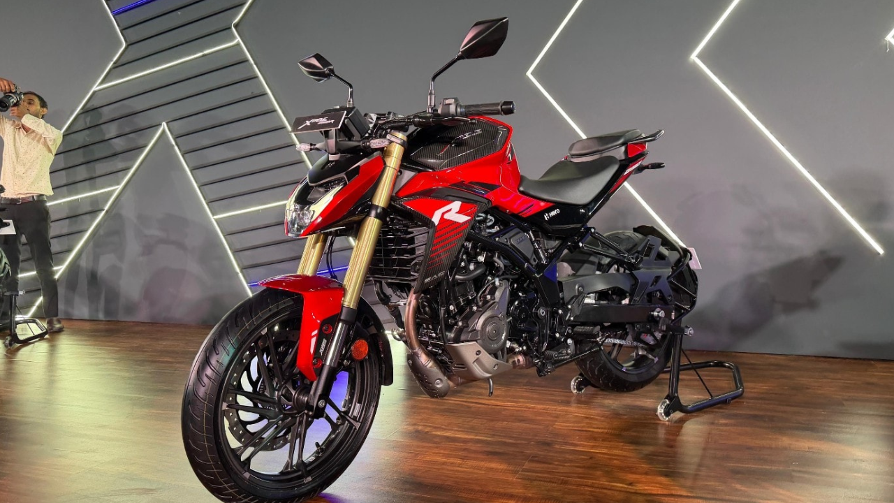 Hero Xtreme 250R Carbon — ₹1.98 लाख Hero Xtreme 250R Carbon ही स्पोर्टी मोटरसायकलच्या लूकला महत्त्व देणाऱ्या ग्राहकांसाठी सादर करण्यात आलेली आवृत्ती आहे. तिच्या नावातील Carbon एडिशनमुळे विशेष स्टायलिंग आणि वेगळ्या व्हिज्युअल ओळखीवर भर असल्याचे दिसते. 250cc सेगमेंटमधील ही बाईक रोजच्या प्रवासासोबतच परफॉर्मन्सची अपेक्षा असणाऱ्या रायडर्सचे लक्ष वेधू शकते. तिची सुरुवातीची एक्स-शोरूम किंमत ₹1.98 लाख आहे.