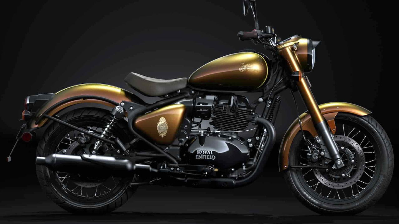 Royal Enfield Classic 650 125th Anniversary Edition — ₹4.26 लाख Royal Enfield Classic 650 125th Anniversary Edition हे कंपनीच्या 125 वर्षांच्या प्रवासाशी संबंधित विशेष मॉडेल आहे. क्लासिक डिझाइन आणि 650cc सेगमेंटमधील मोटरसायकलची ओळख यांचा मेळ या आवृत्तीत पाहायला मिळतो. रेट्रो स्टाइल पसंत करणाऱ्या आणि कलेक्टर एडिशनमध्ये रस असलेल्या रायडर्ससाठी हे मॉडेल आकर्षक ठरू शकते. याची सुरुवातीची एक्स-शोरूम किंमत ₹4.26 लाख आहे.