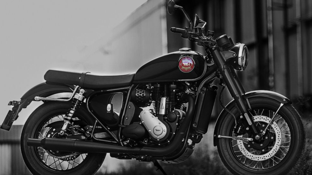 BSA Gold Star — नवीन रंग/व्हेरिएंट्स BSA Gold Star मध्ये सादर करण्यात आलेले नवीन रंग आणि व्हेरिएंट्स ग्राहकांना अधिक स्टायलिंग ऑप्शन्स देतात. या मोटरसायकलचे रेट्रो डिझाइन, गोल हेडलॅम्प आणि क्लासिक बॉडीवर्क हे तिचे प्रमुख आकर्षण आहे. आधुनिक रस्त्यांवर क्लासिक मोटरसायकलचा अनुभव घेऊ इच्छिणाऱ्या रायडर्ससाठी ही बाईक विचारात घेण्यासारखी आहे. नवीन रंग आणि व्हेरिएंट्सची किंमत निवडलेल्या आवृत्तीनुसार बदलू शकते.