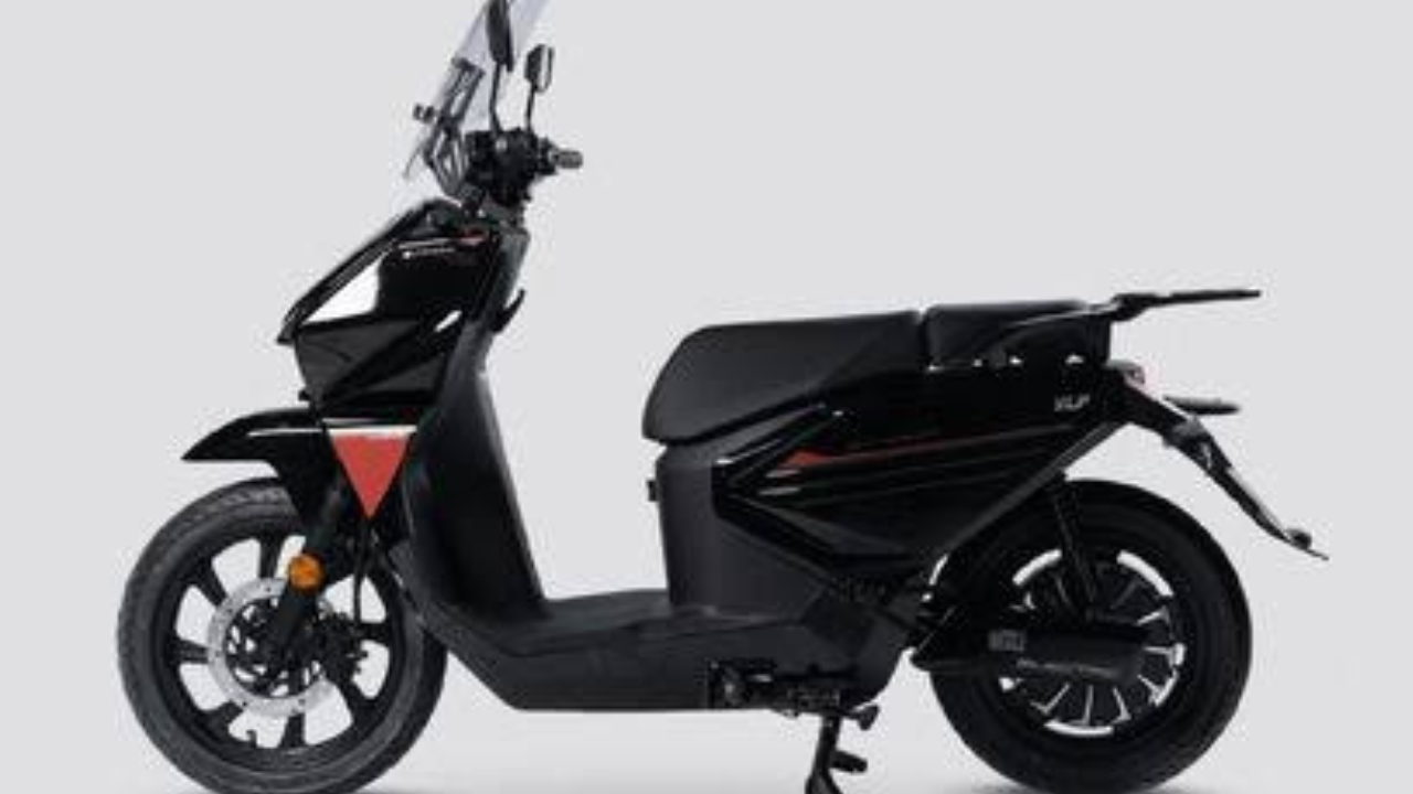 VLF Strada City — ₹1.20 लाख VLF Strada City ही शहरी प्रवासासाठी सादर करण्यात आलेली इलेक्ट्रिक स्कूटर आहे. शहरातील वाहतूक, ऑफिसला जाणे आणि जवळच्या अंतरावरील प्रवासासाठी इलेक्ट्रिक स्कूटरचा उपयोग होऊ शकतो. खरेदीपूर्वी तिची रेंज, बॅटरी चार्जिंगची सुविधा आणि जवळपास सर्व्हिस सेंटर आहे का, हे तपासणे महत्त्वाचे आहे. या मॉडेलची सुरुवातीची एक्स-शोरूम किंमत ₹1.20 लाख आहे. VLF Strada Max — ₹1.55 लाख VLF Strada Max ही Strada मालिकेतील दुसरी आवृत्ती असून इलेक्ट्रिक स्कूटरच्या सेगमेंटमध्ये वेगळा ऑप्शन देते. स्कूटरची निवड करताना तिची बॅटरी कॅपसिटी, रेंज, कमाल वेग आणि दैनंदिन वापरासाठी मिळणारी सोय तपासणे आवश्यक आहे. विशेषतः नियमित लांब अंतराचा प्रवास करणाऱ्यांनी प्रत्यक्ष रेंज आणि चार्जिंगचा खर्च समजून घ्यावा. या मॉडेलची सुरुवातीची एक्स-शोरूम किंमत ₹1.55 लाख आहे.