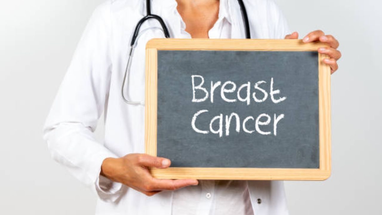 Breast Cancer Awareness: कौटुंबिक इतिहास नाही, लक्षणे नाहीत; तरीही स्तनाचा कर्करोग होऊ शकतो का? जाणून घ्या तज्ज्ञांनी दिलेला सल्ला