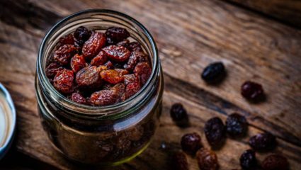 Black Raisins: काळ्या मनुका खाल्यामुळे खरचं वजन कमी होत का? जाणून घ्या मनुका खाण्याची योग्य पद्धत आणि वेळ