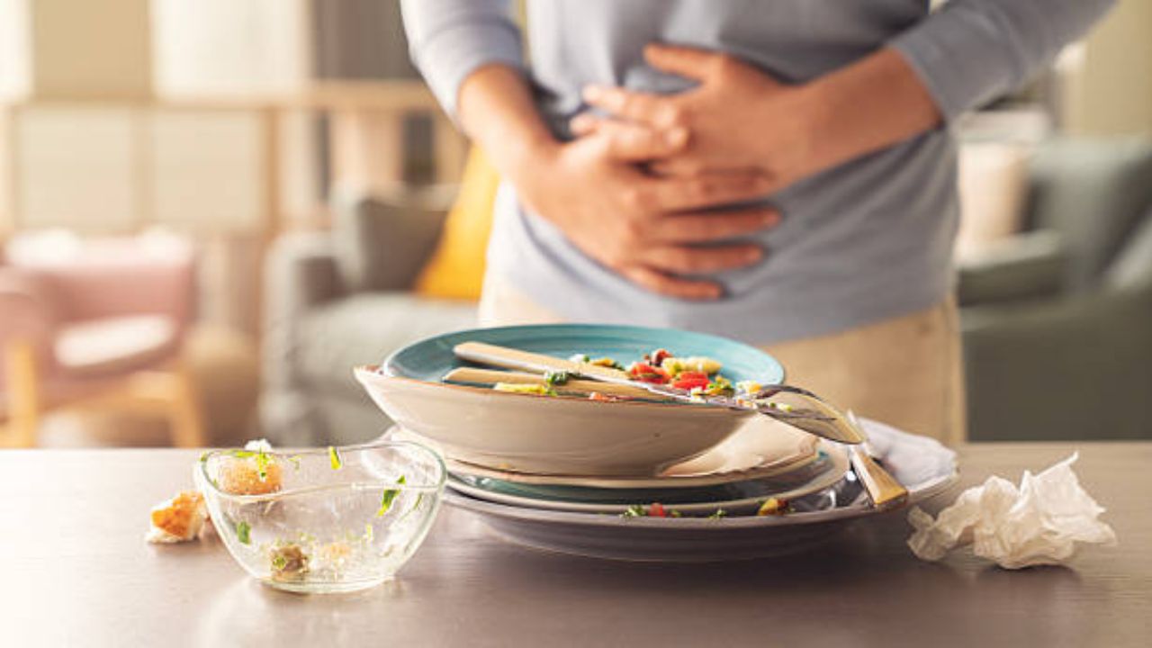 Gut Health: सतत Bloating होऊन पोट कायमच फुगल्यासारखे वाटते? अपचन झाल्यानंतर दिसून येणाऱ्या ‘या’ लक्षणांकडे अजिबात करु नका दुर्लक्ष