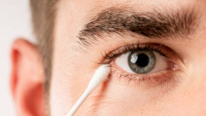 Eye Mucus: सकाळी उठल्यानंतर डोळ्यांमध्ये चिकट पदार्थ जमा होतो? ‘या’ लक्षणांकडे अजिबात करू नका दुर्लक्ष, अन्यथा दृष्टी होईल कमी