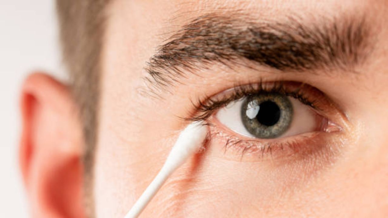 Eye Mucus: सकाळी उठल्यानंतर डोळ्यांमध्ये चिकट पदार्थ जमा होतो? ‘या’ लक्षणांकडे अजिबात करू नका दुर्लक्ष, अन्यथा दृष्टी होईल कमी