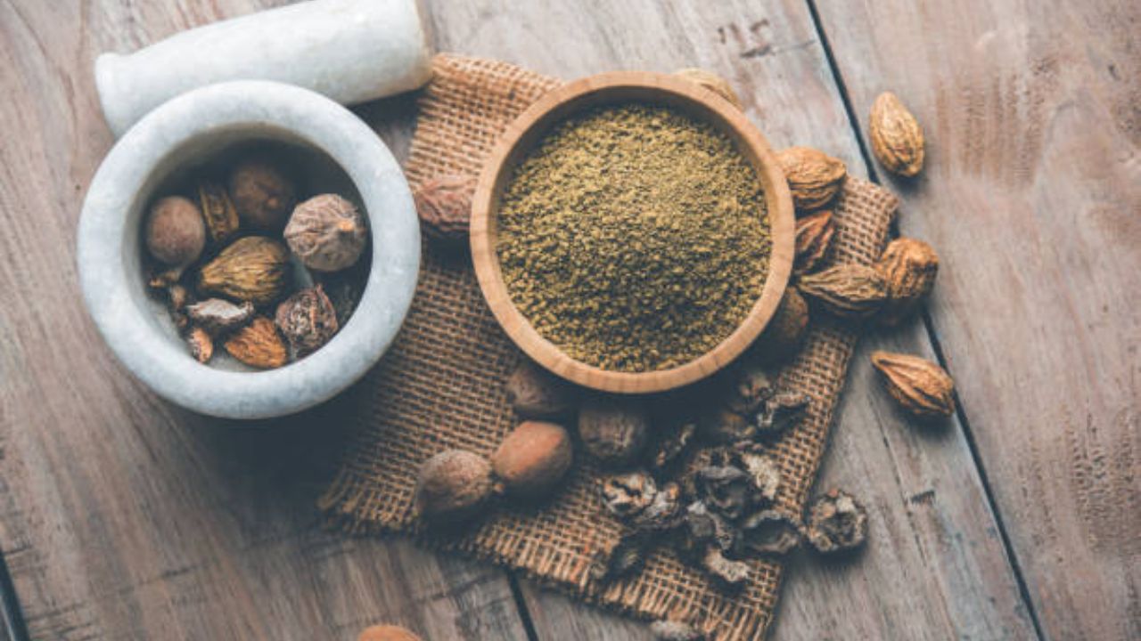 Gut Health: पचनक्रियेपासून बद्धकोष्ठतेपर्यंत त्रिफळा चूर्णा खाल्याने शरीराला होतील भरमसाट फायदे, जाणून घ्या सेवन करण्याची पद्धत