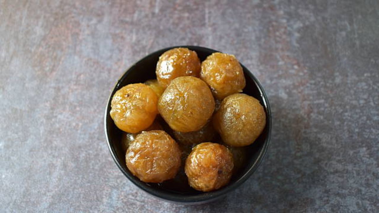 Aamla Muramba Recipe: पारंपरिक पद्धतीने बनवा वर्षभर टिकून राहणारा आवळ्याचा मुरंबा, नियमित खाल्ल्यास शरीराला होतील फायदे