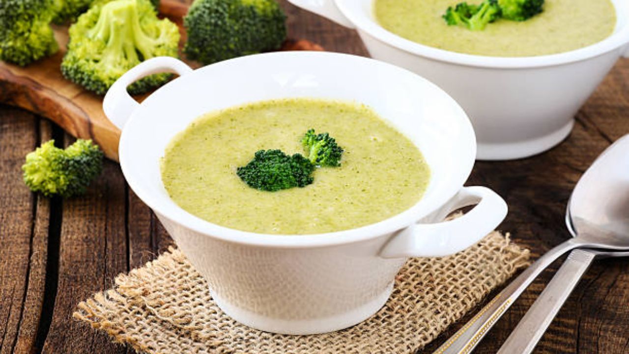 Broccoli Soup Recipe: थंडीच्या दिवसांमध्ये लहान मुलांसाठी बनवा गरमागरम टेस्टी ब्रोकोली सूप, नोट करा रेसिपी