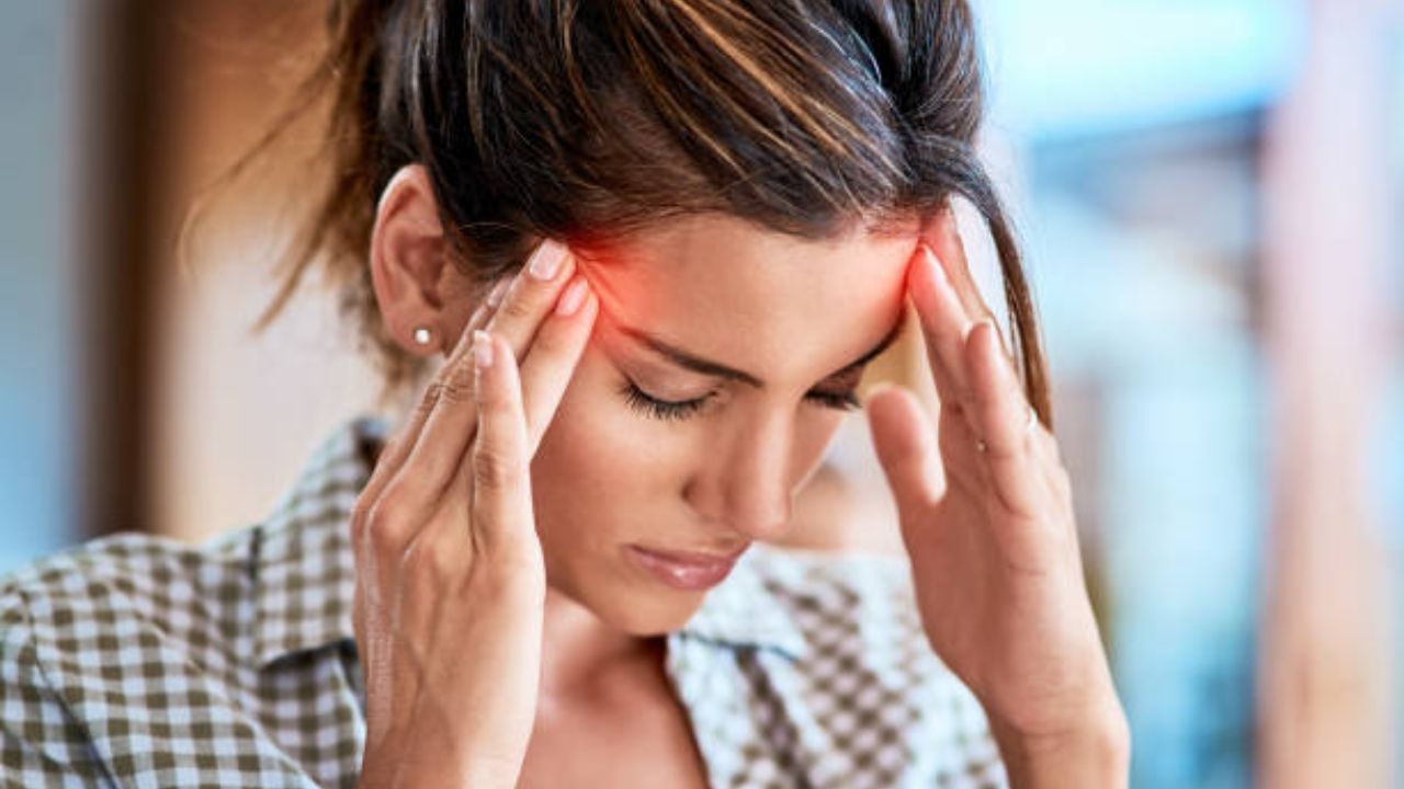 Hedache Causes: सकाळी उठल्यानंतर कायमचं डोकं दुखत? ‘ही’ लक्षणे दिसताच अजिबात करू नका दुर्लक्ष, आजारांपासून मिळेल सुटका