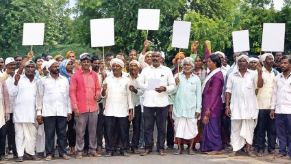 Amravati News: मेळघाटातील रस्त्यांचा प्रश्न ऐरणीवर! समस्यांकडे शासनाचे लक्ष वेधण्यासाठी आदिवासी बांधव रस्त्यावर