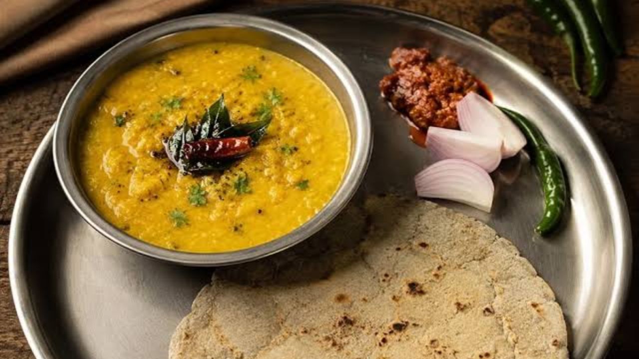 चुलीवर बनवलेले झणझणीत पिठलं आणि भाकरी त्यांच्या मेनूमधील अतिशय आवडीचा पदार्थ होता. मांसाहारी जेवणासोबतच ते शाहाकारी पदार्थ खाण्यास सुद्धा पसंती द्याचे. 