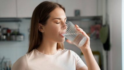 Drinking Water Tips: पाणी पिताना केलेली ‘ही’ एक चूक किडनीच्या आरोग्यासाठी ठरेल धोकादायक, जाणून घ्या पाणी पिण्याची योग्य पद्धत