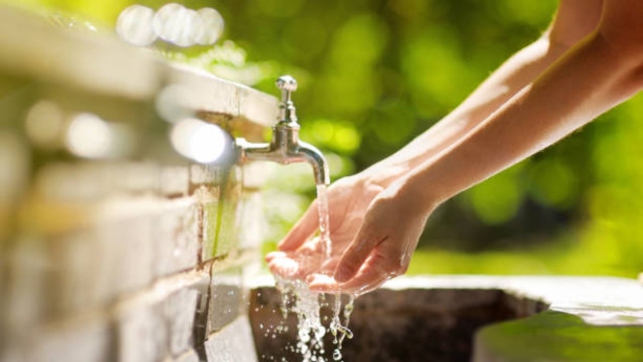 Drinking Water: ऐन दिवाळीत आजारांपासून मिळेल सुटका! पिण्याचे पाणी स्वच्छ करण्यासाठी फॉलो करा ‘या’ सोप्या टिप्स