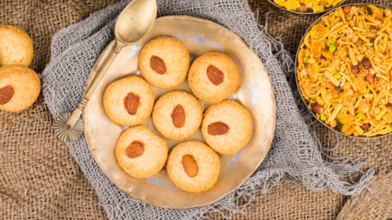 Nankhatai Recipe: ‘या’ टिप्स फाॅलो करून प्रेशर कुकरमध्ये बनवा बेकरीस्टाईल खुसखुशीत नानकटाई, खाताना प्रत्येकजण करेल कौतुक
