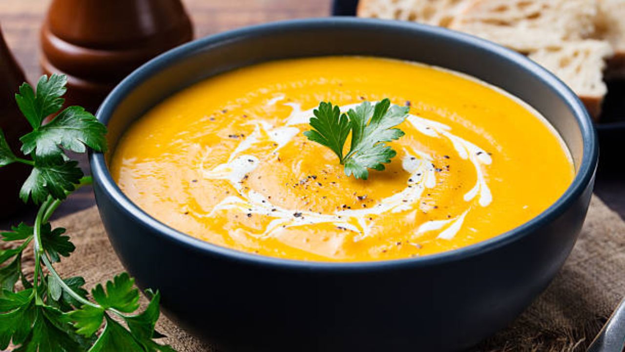 Soup Recipe: वातावरणातील बदलांमुळे सतत आजारी पडता? निरोगी राहण्यासाठी नियमित करा Pumpkin Soup चे सेवन, नोट करा रेसिपी
