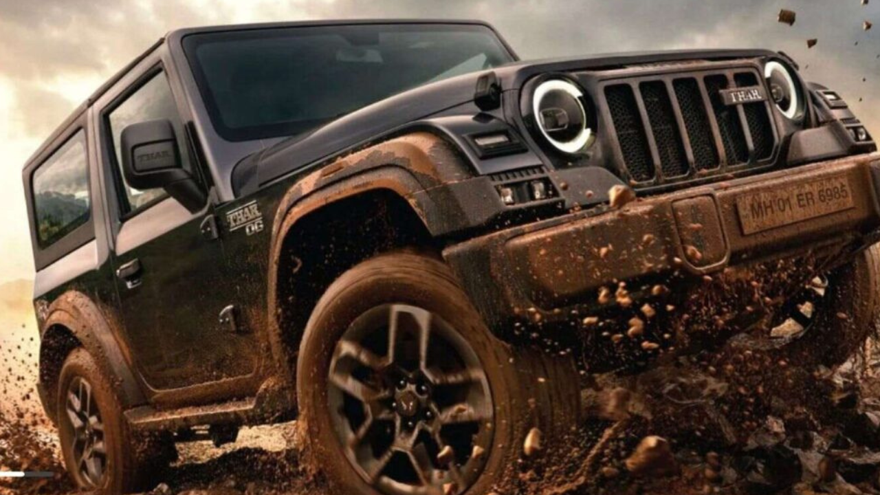 महिंद्रा थार- OG 4x4 व्हेरिएंटची किंमत: 15.60 लाख रुपयांपासून - महिंद्रा थार OG ही पारंपरिक ऑफ-रोडिंगसाठी लोकप्रिय निवड आहे. यात 2.0-लिटर टर्बो पेट्रोल इंजिन 162 PS पर्यंत पॉवर देते, तर 2.2-लिटर डिझेल इंजिन 152 PS पर्यंत पॉवर देते. लो-रेंज गिअरिंग आणि 232 mm ग्राउंड क्लीयरन्समुळे खडकाळ रस्त्यांवर ती सक्षम ठरते. पण 3-डोअर डिझाइनमुळे मागच्या सीटवर जाणे तुलनेने कमी सोयीचे आहे.
