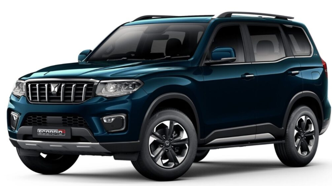 महिंद्रा स्कॉर्पिओ-एन Z4 डिझेल 4WD मॅन्युअल: 18.02 लाख रुपये - फॅमिली आणि ऑफ-रोडिंग या दोन्ही गरजा पूर्ण करणारी SUV हवी असल्यास महिंद्रा स्कॉर्पिओ-एनचा विचार करता येईल. तिच्या 2.2-लिटर डिझेल इंजिनमधून 175 PS पॉवर आणि 400 Nm टॉर्क मिळतो. मोठी केबिन, 3-रो सीटिंग आणि निवडक 4x4 सिस्टीममुळे लांबच्या प्रवासासाठीही ती उपयुक्त ठरते.