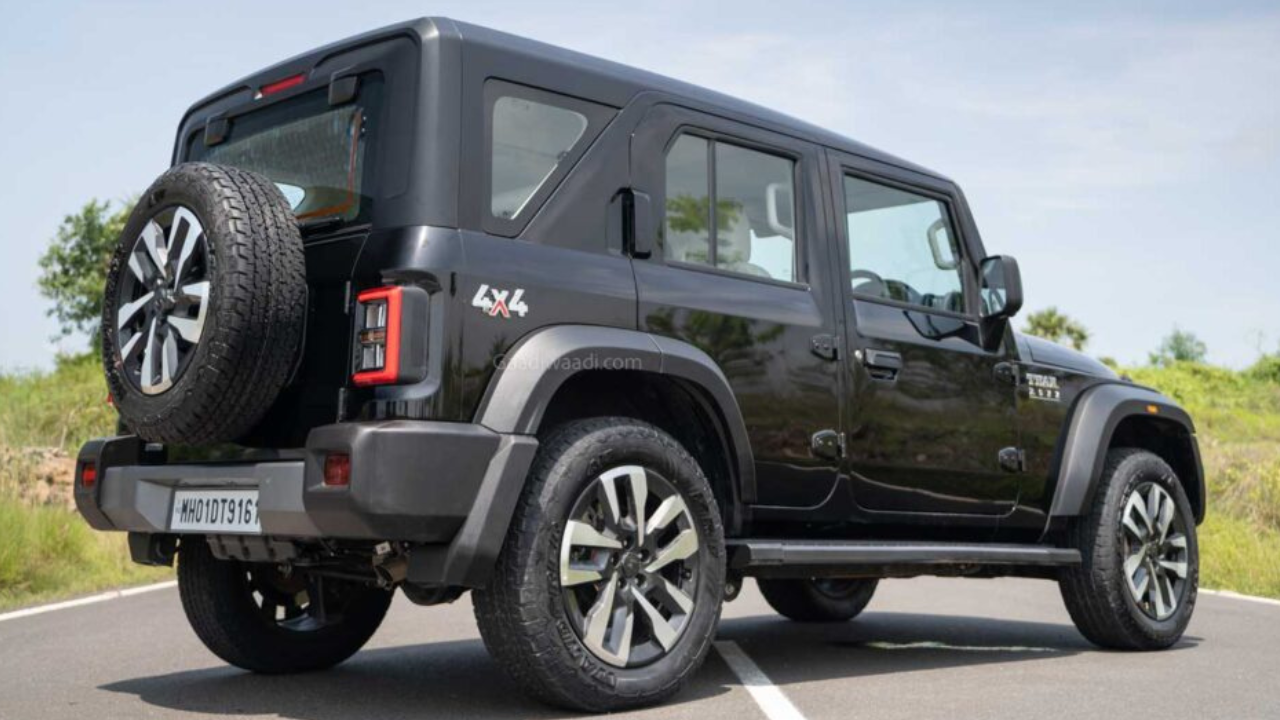 महिंद्रा थार रॉक्स 4x4 व्हेरिएंटची किंमत: 19.56 लाख रुपयांपासून - महिंद्रा थार रॉक्स ही 5-डोअर SUV अधिक जागा आणि सोयीस्कर मागील सीट प्रवेश देते. तिच्या 2.2-लिटर डिझेल इंजिनमधून 175 PS पॉवर आणि 370 Nm टॉर्क मिळतो. लो-रेंज ट्रान्सफर केस, टेरेन मोड्स आणि निवडक व्हेरिएंटमध्ये इलेक्ट्रॉनिक रिअर डिफरेंशियल लॉक मिळते. मात्र, तिचा आकार मोठा असल्याने अरुंद ट्रॅकवर जिम्नी किंवा थार OG इतकी चपळ नसू शकते.