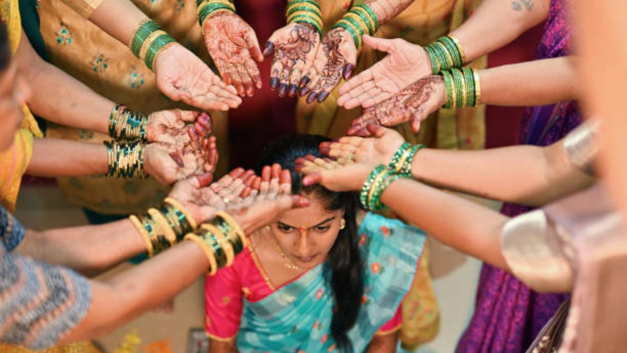 बांगड्यांच्या रंगामुळे त्वचेला रिॲक्शन होते आणि खाज सुटणे, पुरळ उठणे किंवा त्वचा लाल होऊन जाते. त्यामुळे कायमच चांगल्या दर्जाच्या बांगड्यांची निवड करावी.