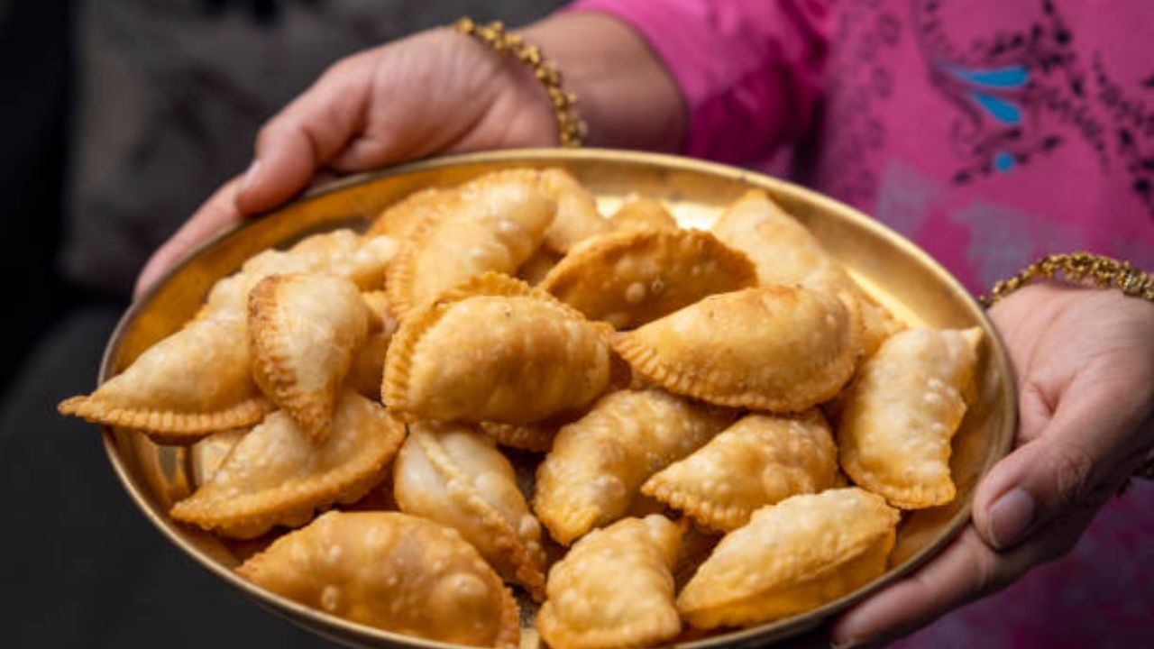 फराळाच्या ताटातील सगळ्यांच्या आवडीचा पदार्थ म्हणजे करंजी. वेगवेगळ्या पद्धतीने करंजी बनवली जाते. मावा करंजी, रवा करंजी, डाळीची करंजी इत्यादी पदार्थांचा वापर करून करंजी केली जाते.
