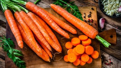 Benefits Of Carrot: वयाच्या 50 वर्षांनंतर सुद्धा नजर राहील तीक्ष्ण! चष्म्याचा नंबर कमी करण्यासाठी ‘या’ पद्धतीने करा गाजरचे सेवन