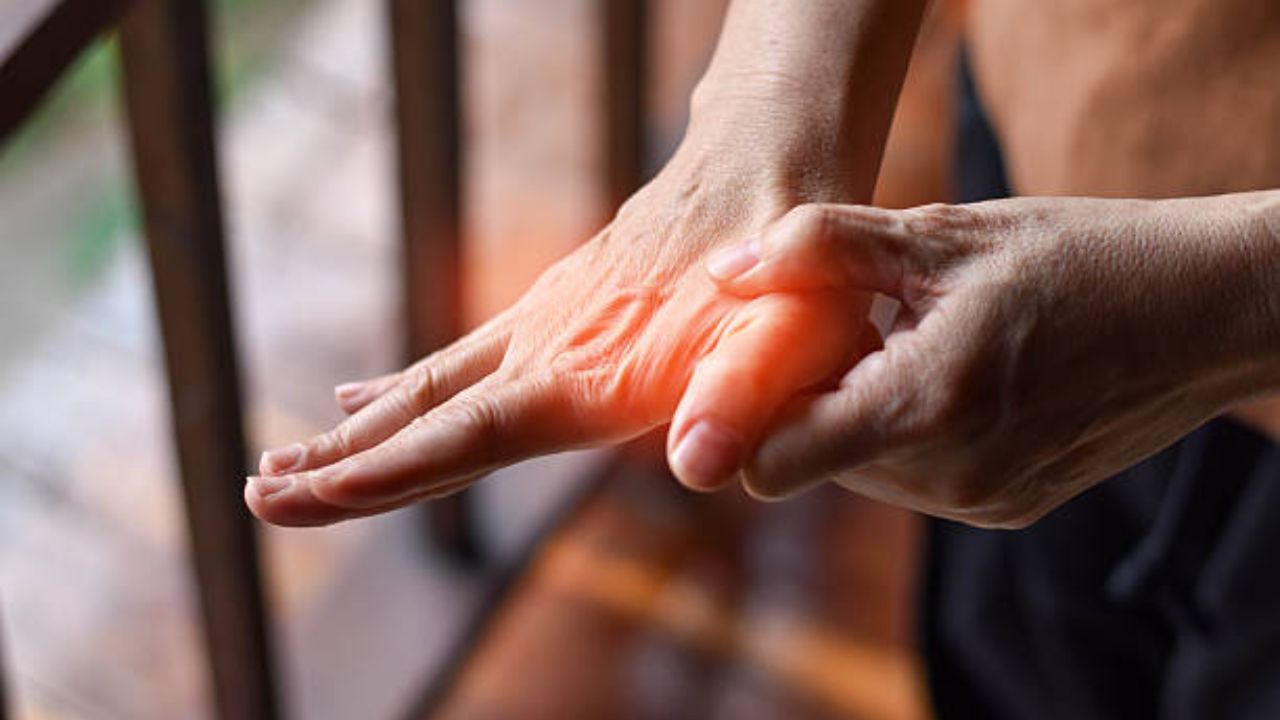 World Arthritis Day: सांधेदुखीचा त्रास कशामुळे होतो? जाणून घ्या यामागील प्रमुख कारणे, लक्षणे आणि डॉक्टरांचा सल्ला कधी घ्यावा