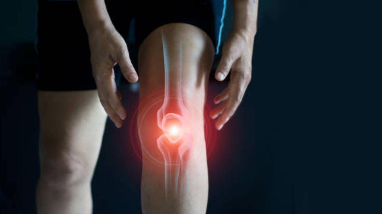 Knee Pain: खाली बसताना किंवा उठताना गुडघ्यांमधून आवाज येतो? तरुण वयात गुडघ्यांमधील ग्रीस कमी होण्यास कारणीभूत ठरतात ‘या’ सवयी
