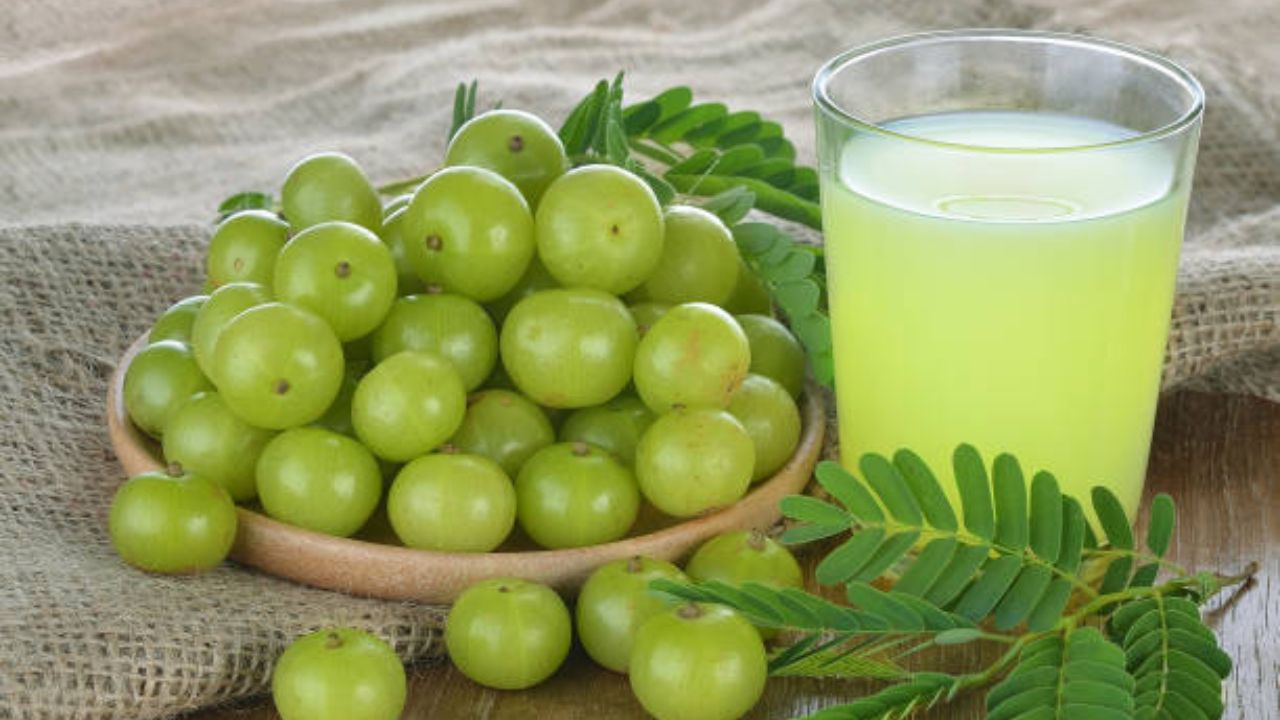 नैसर्गिकरित्या लांब, दाट आणि मजबूत केसांसाठी आठवड्यातून दोनदा किंवा तीनदा आवळ्याचा रस प्यावा. आवळ्याच्या रसात विटामिन सी मोठ्या प्रमाणावर आढळून येते. अकाली केस पांढरे होण्याच्या समस्यापासून कायमची सुटका हवी असल्यास आवळ्याचा रस प्यावा.