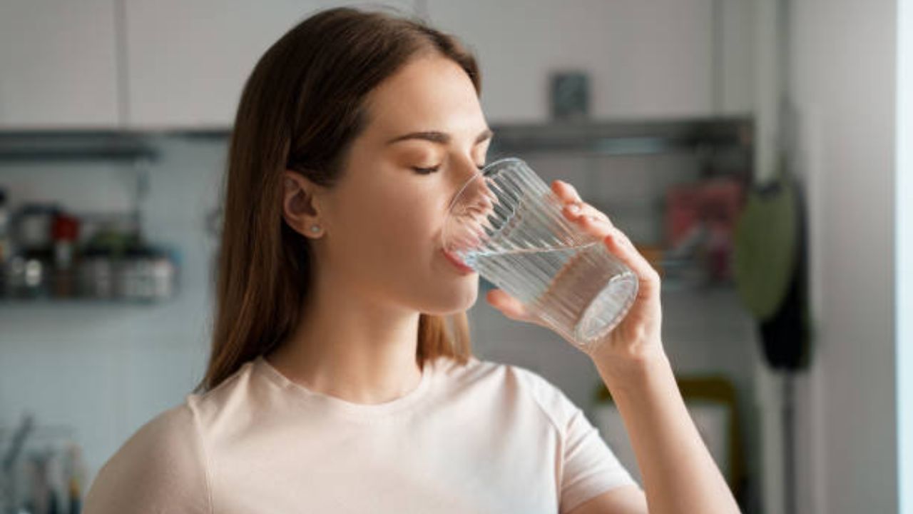 Drinking Water Tips: पाणी पिताना केलेली ‘ही’ एक चूक किडनीच्या आरोग्यासाठी ठरेल धोकादायक, जाणून घ्या पाणी पिण्याची योग्य पद्धत