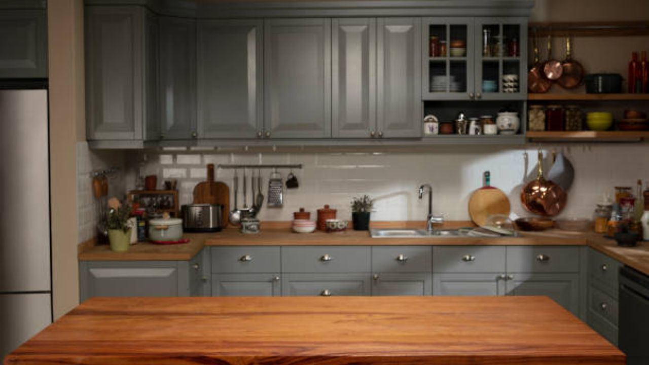 Vastu Tips for Kitchen: स्वयंपाकघरातील या गोष्टी बदलू शकतात घराचे वातावरण; ओट्यावर ठेवू नका या वस्तू