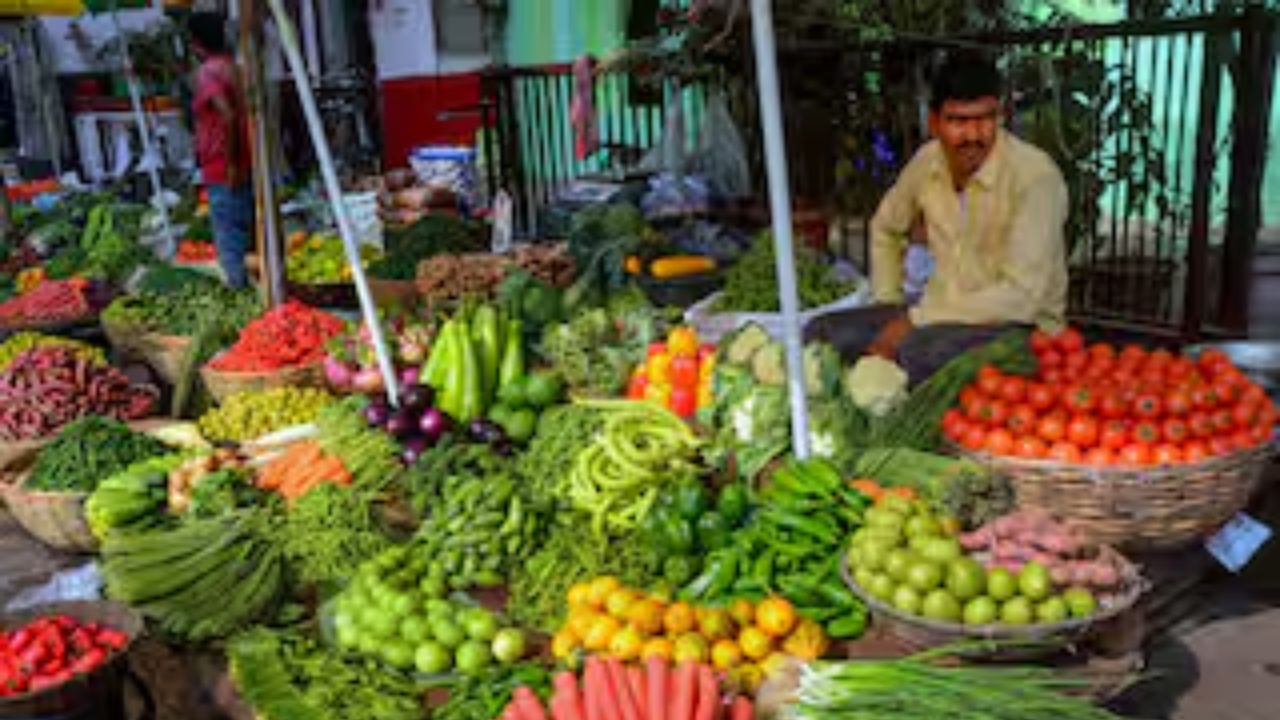 Vegetable Market Update : नवी मुंबईच्या एपीएमसी मार्केट मध्ये भाजीपाल्यांची आवक घटल्यानं भाजीपाला महाग, ग्राहकांच्या खिशाला झळ