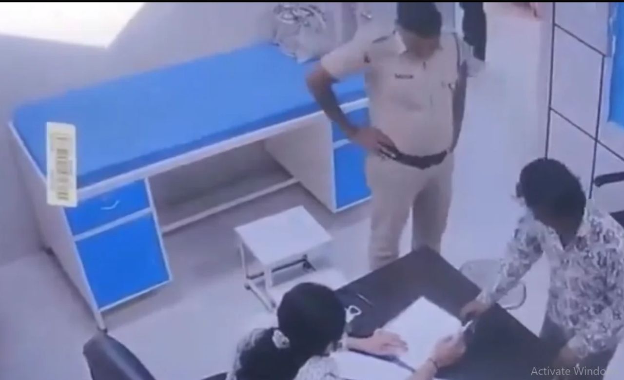 Wardha News : वर्ध्यात महिला डॉक्टरला आरोपीकडून मारहाण, सीसीटीव्हीत कैद झाली घटना, सुरक्षेचा प्रश्न ऐरणीवर !