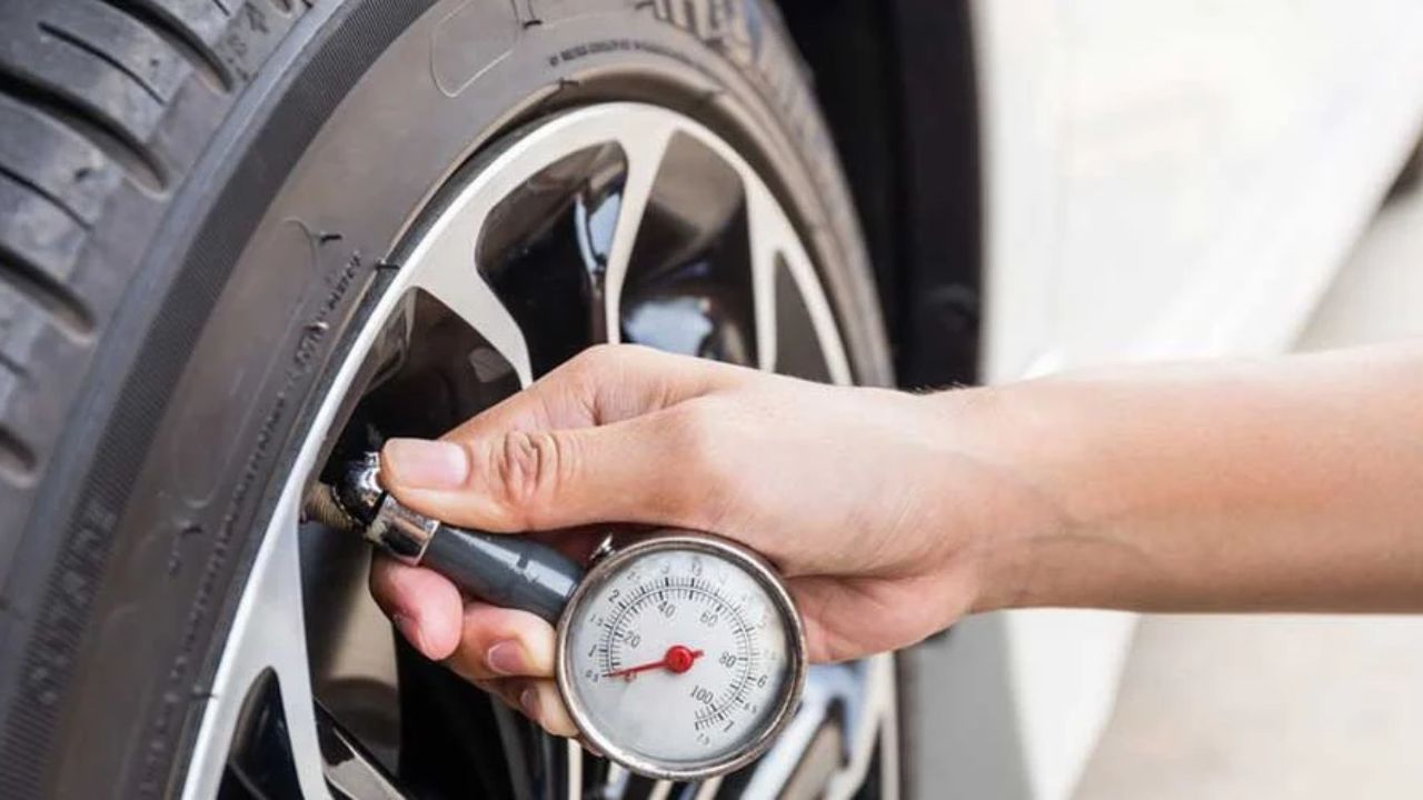 Winter Tyre Pressure: हिवाळ्यात गाडीच्या टायरमध्ये किती हवा भरावी? ‘ही’ छोटी चूक पडू शकते महागात