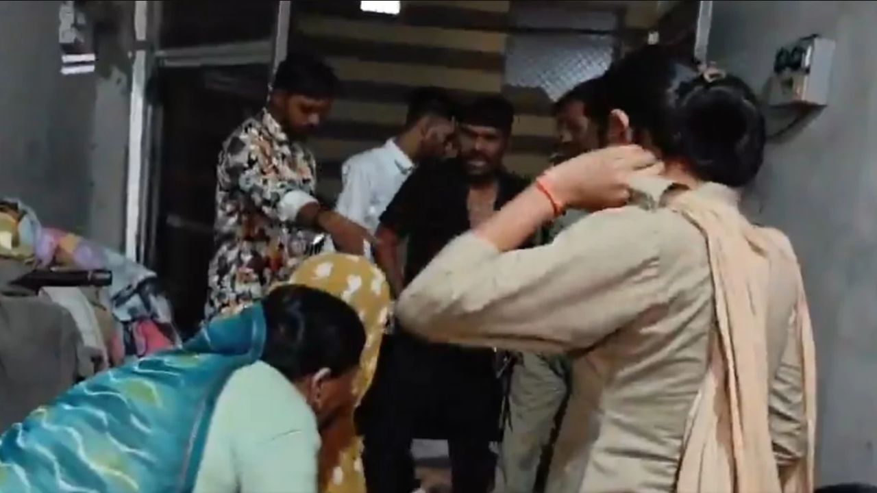 Woman Caught With Lover : करवा चौथला पत्नीचे वेगळेच ‘चंद्रदर्शन’ पतीने रंगेहाथ पकडले ! धक्कादायक प्रकार समोर, VIDEO व्हायरल