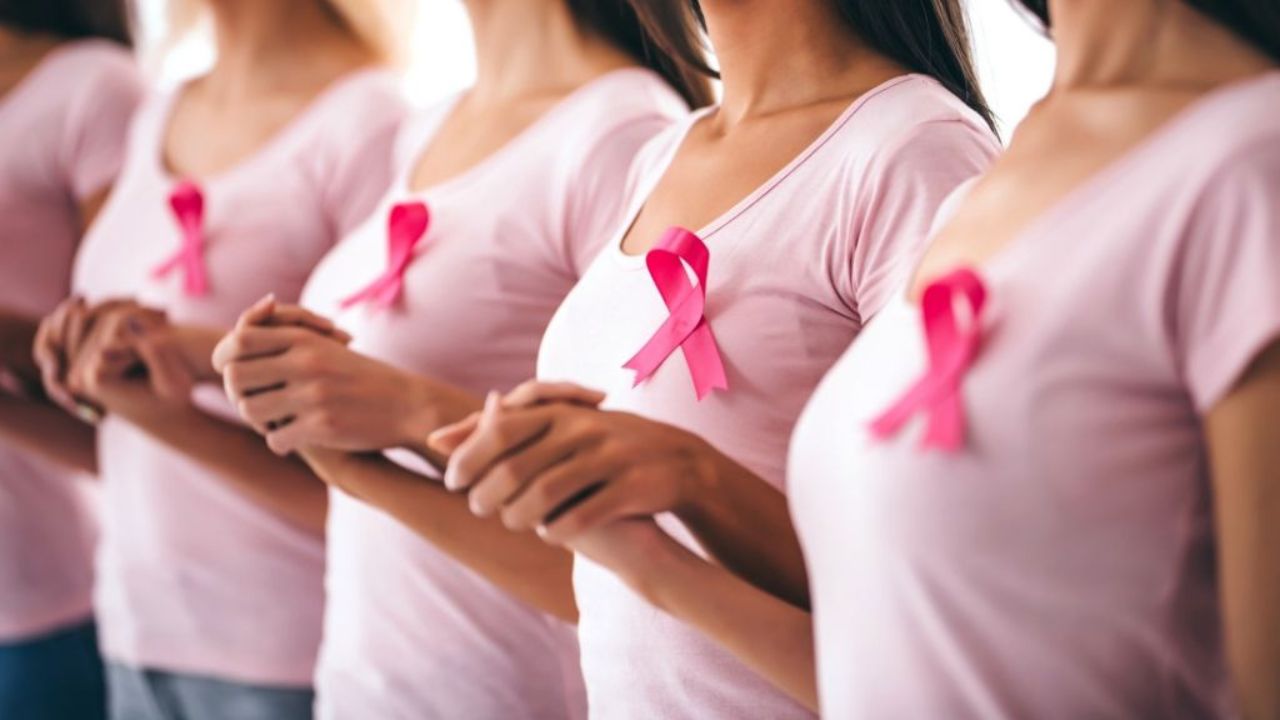 World Breast Cancer Day: 19 ऑक्टोबर जागतिक स्तन कर्करोग दिन; महिलांनो ‘या’ 5 सुरुवातीच्या लक्षणांकडे कधीही दुर्लक्ष करू नका