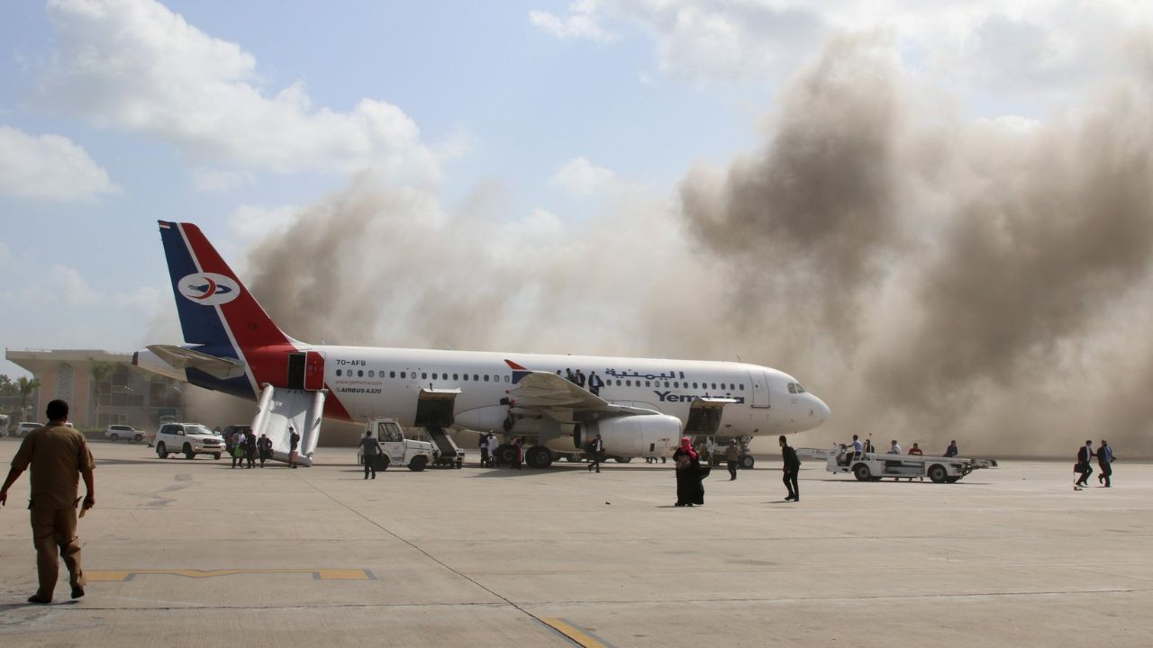Yemen War: येमेनमध्ये युद्धाचा भडका! हुथींनी एडन विमानतळ अन् राष्ट्रपती भवनावर क्षेपणास्त्रे डागली; 5 जणांचा मृत्यू, 16 जखमी
