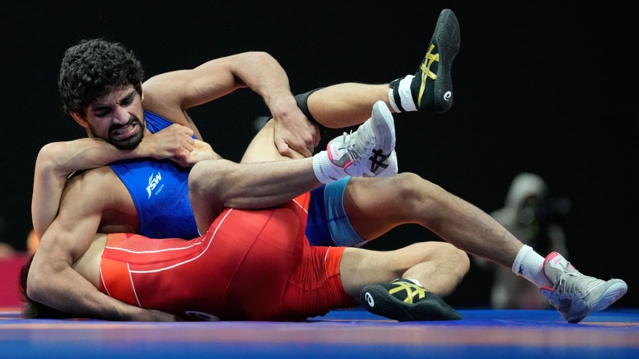 Asian Games 2026: पराभवाच्या उंबरठ्यावरून थेट सुवर्णपदकावर झेप! कोरियाच्या हानवर Aman Sehrawat चा थरारक विजय,भारताने जिंकले GOLD