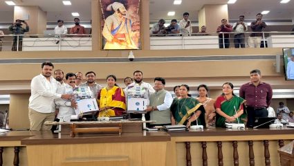 खडकवासला धरणातील दूषित पाण्यावरुन अमोल बालवडकर आक्रमक; महापौर, आयुक्तांना दिला वॉटर प्युरिफायर