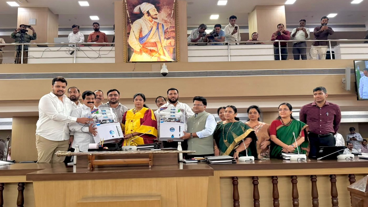 खडकवासला धरणातील दूषित पाण्यावरुन अमोल बालवडकर आक्रमक; महापौर, आयुक्तांना दिला वॉटर प्युरिफायर