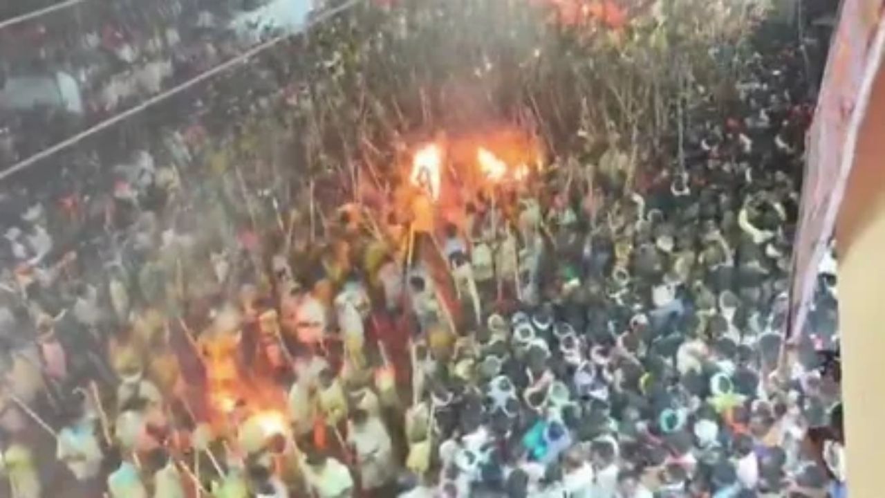 Andhra Pradesh : दसऱ्याच्या पारंपरिक लाठी-काठी युद्धाचा रक्तरंजित शेवट; एकाचा मृत्यू, १०० हून अधिक जखमी