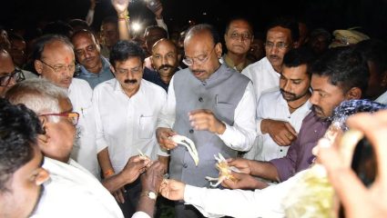 Washim: महसूलमंत्री चंद्रशेखर बावनकुळेंनी शेतकऱ्यांच्या जाणल्या समस्या, रणथम शिवारात अंधारात टॉर्चच्या उजेडात केली पीक पाहणी