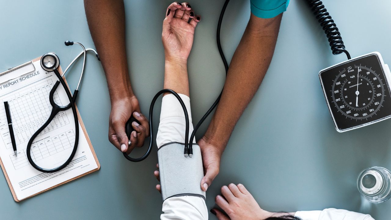 High Blood Pressure: कमी मीठ खाता, तरीही BP वाढतोय? रोजच्या ‘या’  सवयीही ठरतात धोकादायक