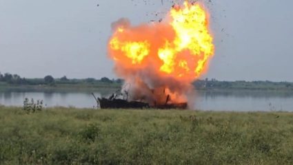 वाळू उपशाला लगाम! इंदापूर तालुक्यातील माळवाडीत महसूलची मोठी कारवाई; तीन बोटी उद्ध्वस्त