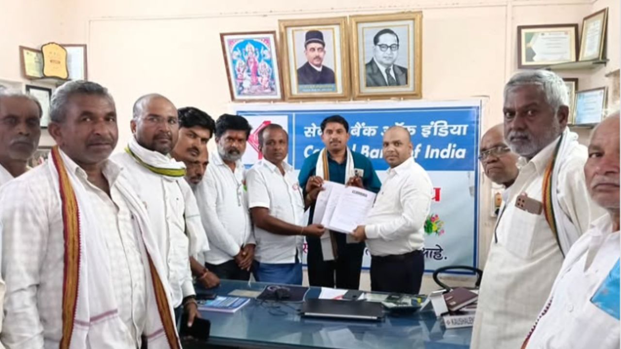Buldhana: स्टेट बँकेत शेतकऱ्यांचा ठिय्या; सातबाऱ्यावर वैयक्तिक कर्जाचा बोजा दाखवून पीककर्ज नाकारल्याचा आरोप