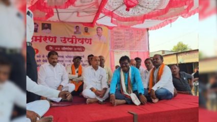 Buldhana: लेखी आश्वासनाने ग्रामस्थांचे बेमुदत उपोषण मागे; आमदारांच्या हस्ते घेतले लिंबूपाणी, ५ रस्त्यांचे भाग्य मार्चपर्यंत उजळणार