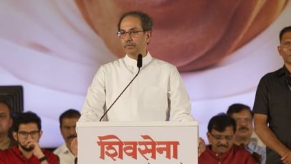 Shivsena Uddhav Thackeray Dasara Melava 2026 Live : कितीही दरोडेखोर येउदेत, पण आपला भगवा.., ठाकरेंची तोफ धडाडली