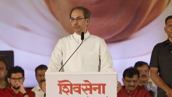 Shivsena Uddhav Thackeray Dasara Melava 2026 Live : कितीही दरोडेखोर येउदेत, पण आपला भगवा.., ठाकरेंची तोफ धडाडली